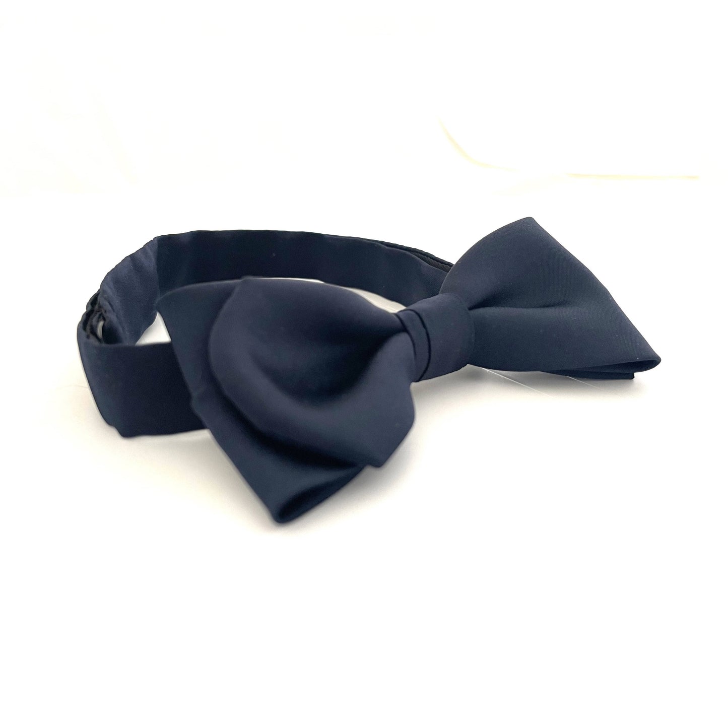 Navy blue rounded-end bow tie