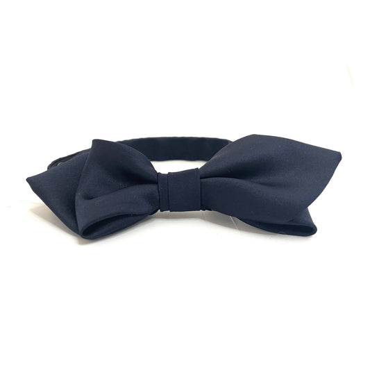 Pointed navy blue bow tie