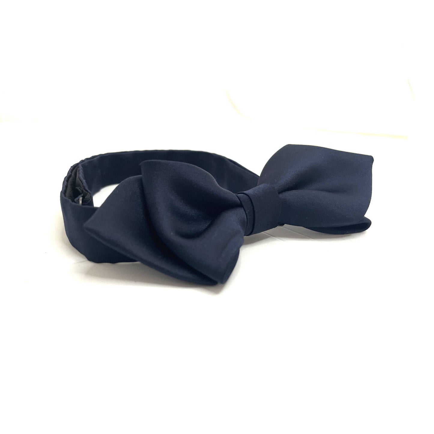 Pointed navy blue bow tie