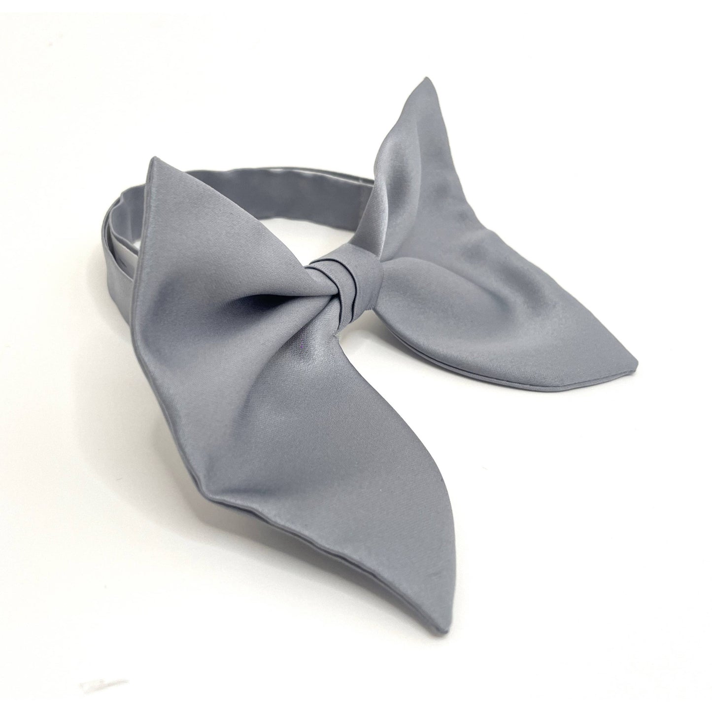 Pearl grey Attacus bow tie