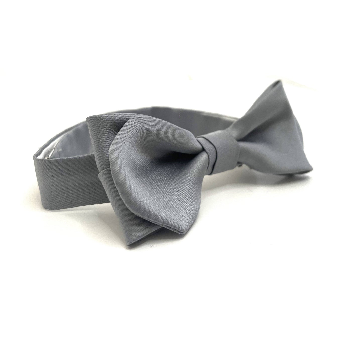 Pearl grey rounded-end bow tie