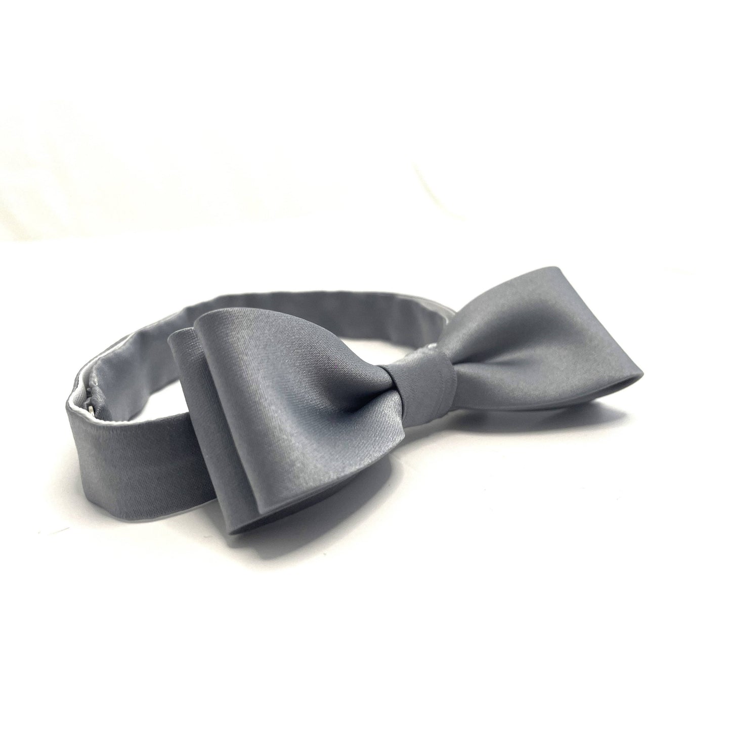 Pearl grey slim bow tie