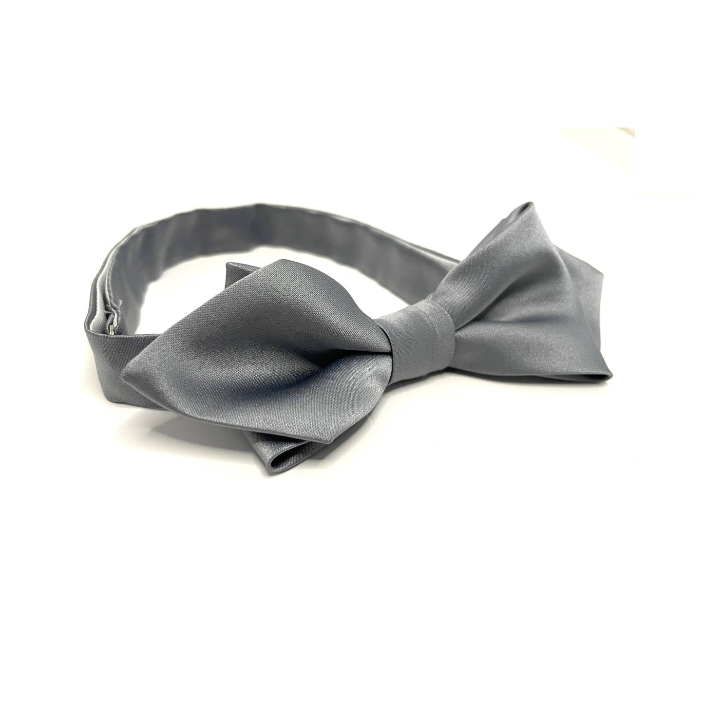 Pointed pearl grey bow tie