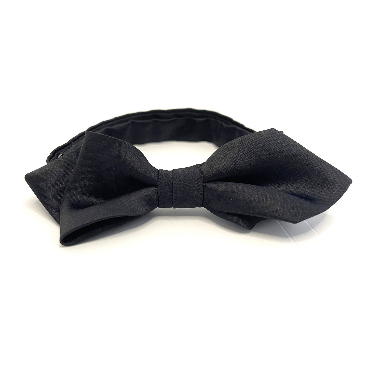 Pointed black bow tie