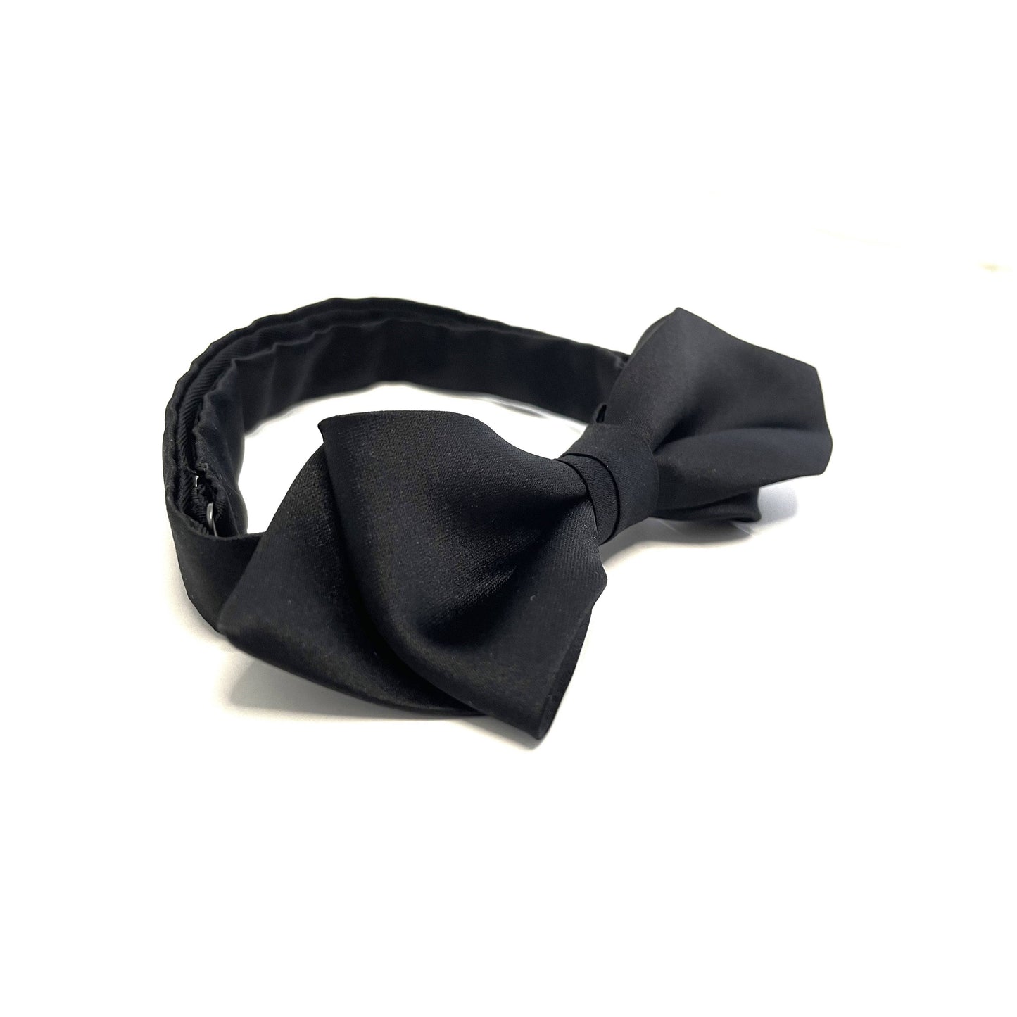 Pointed black bow tie